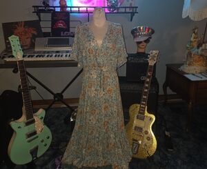 Chic Floral Maxi Dress in Blue and Cream